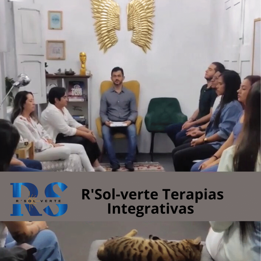 Personas sentadas con ojos cerrados